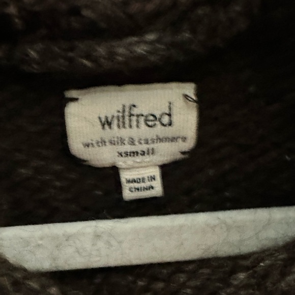 🌟 **Wilfred Silk and Cashmere Turtle Neck Sweater for Sale!** 🌟 - Picture 4 of 5